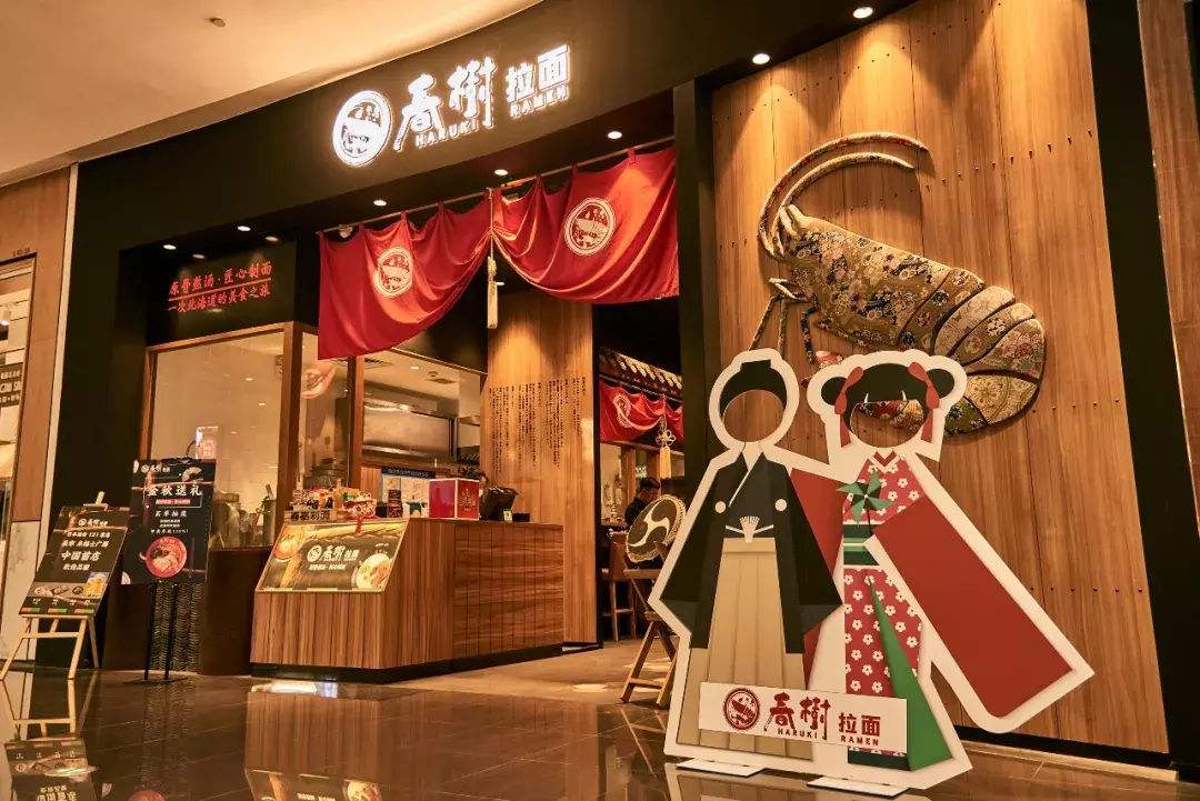 長沙店鋪裝修設(shè)計(jì)公司卓正裝飾來分享拉面店店鋪裝修方案門面圖